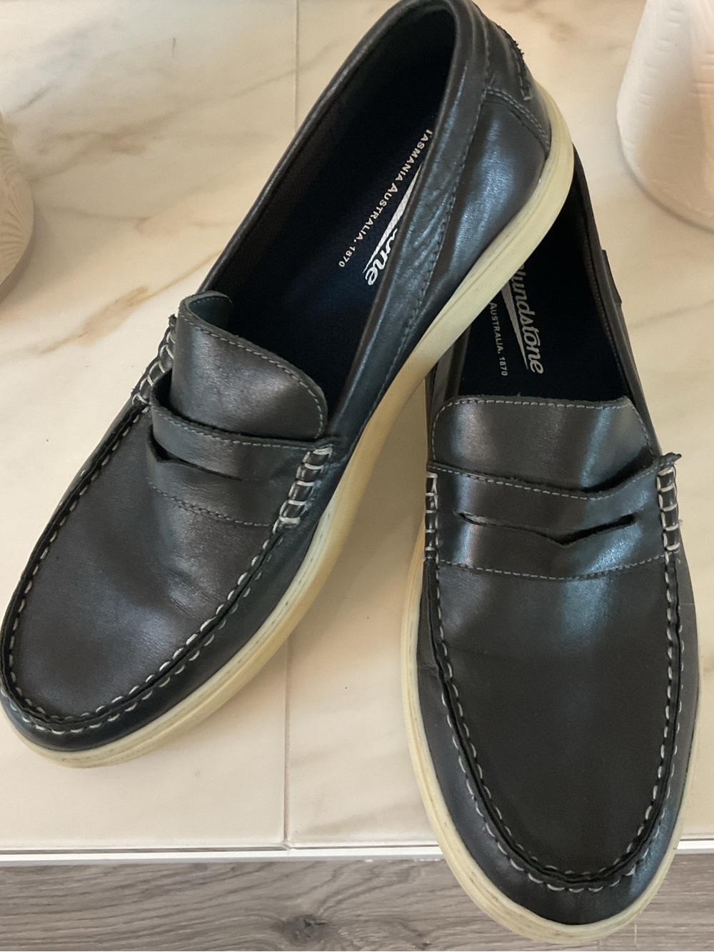 ****Blundstone ****Black Leather Slip-On Loafers with Contrast Stitching .